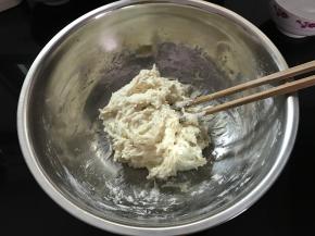 再加入冷水继续搅成无干粉的面团。