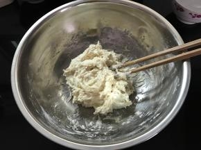 再加入冷水继续搅成无干粉的面团。