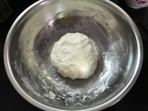 手沾油揉成团。