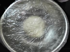 盖上保鲜膜饧30分钟左右。