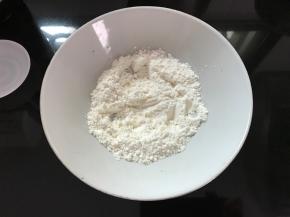 准备好油酥，把油酥面粉加盐放在碗了。