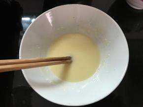 慢慢倒入面粉中搅成糊状。待用。