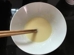 慢慢倒入面粉中搅成糊状。待用。