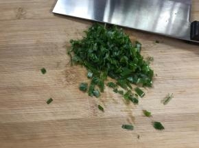 葱切成末。