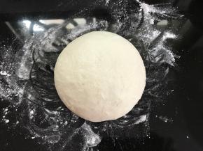 把饧好的面团揉成光滑的面团。