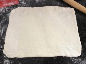 擀成长方形的面片。