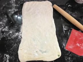 用擀面杖稍稍擀薄。