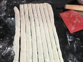 用刀把面皮切成均匀的9条。