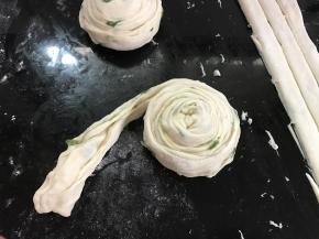 把三条一组盘成圆饼。