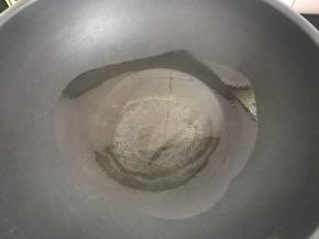 锅中倒入适量油。