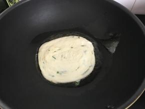 把面饼放入煎。