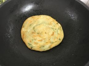 小火煎至两面都呈金黄色。