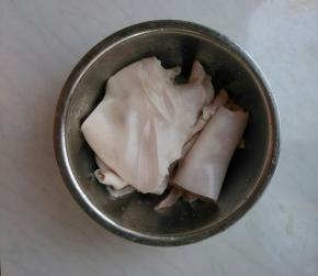 准备肉皮，仔细拔毛后洗净。