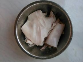 准备肉皮，仔细拔毛后洗净。