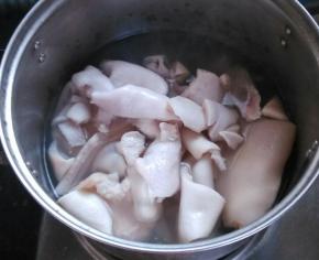 放入清水里，打开盖，大火煮开。