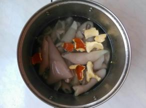 用刀刮一刮肉皮上的肥油，剃干净后放入清水，加一半的陈皮再次煮开。