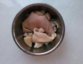 捞出冲洗干净。