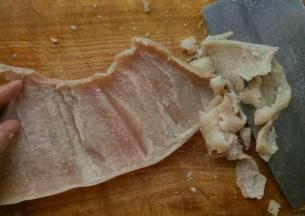 捞出肉皮，再剔除多余的肥油。