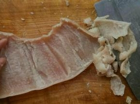 捞出肉皮，再剔除多余的肥油。