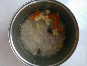 换干净水，加剩余的陈皮、料酒、香叶、八角，开盖煮开。再煮个十分钟后盖上盖子，煮至肉皮软烂，大约半小时。