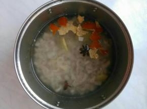 换干净水，加剩余的陈皮、料酒、香叶、八角，开盖煮开。再煮个十分钟后盖上盖子，煮至肉皮软烂，大约半小时。