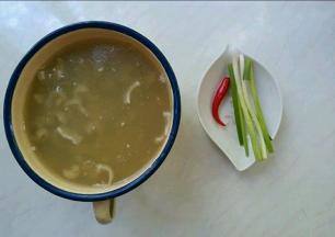 肉皮煮好后，临出锅再放盐，煮十分钟。倒入碗内，待凉透后放入冰箱冷藏。
准备小葱，辣椒。