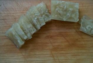 肉皮结冻，切成薄片。