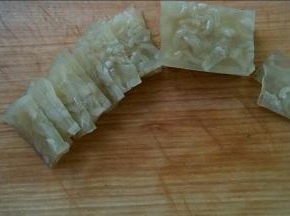 肉皮结冻，切成薄片。