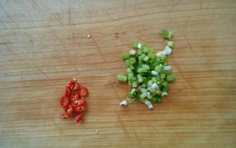 辣椒、小葱切碎。