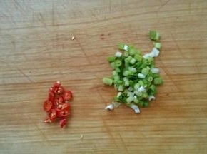 辣椒、小葱切碎。