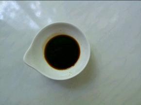 调汁：味极鲜、陈醋、白糖、盐，拌匀。