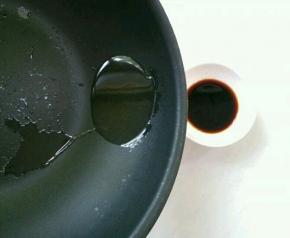 起锅热油，爆香花椒粒，趁热浇在调好的碗汁中。