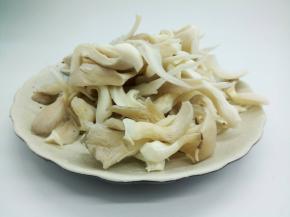 平菇用流水冲洗干净，捏干水分，分小片