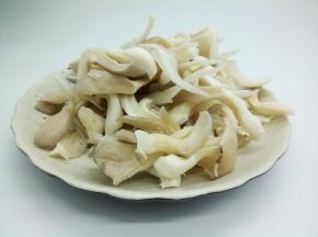 平菇用流水冲洗干净，捏干水分，分小片