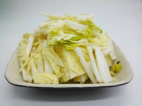 白菜洗净，控水，切段