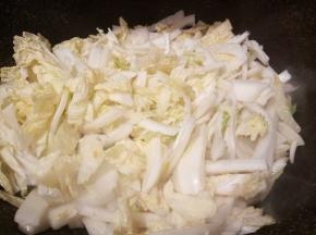 锅里放油，放白菜翻炒回软