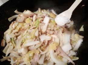 鸡精少许，提鲜，翻拌一下，出锅