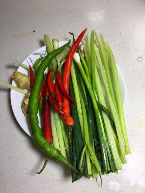 所有的配菜洗净备齐。