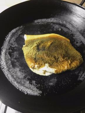 锅里的水烧到起砂眼状时，把牛肚倒水中稍微烫一会。