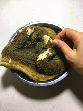 用手能轻易的剥离牛肚表面的的黑膜即可。