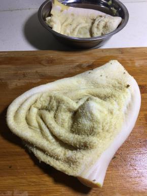 把牛肚的黑膜剥离完洗净。