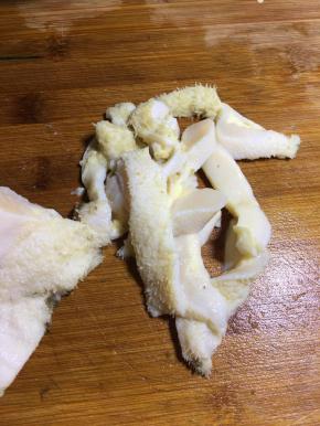 把牛肚切大块些。（因为牛肚在煮的过程中会回缩）