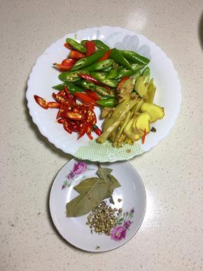 姜切成片，辣椒切斜刀。