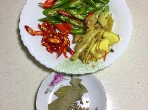 姜切成片，辣椒切斜刀。