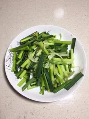 芹菜去叶和大蒜切成段。