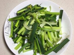 芹菜去叶和大蒜切成段。