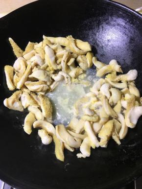 牛肚倒入锅开火，把牛肚里的水份炒出来。