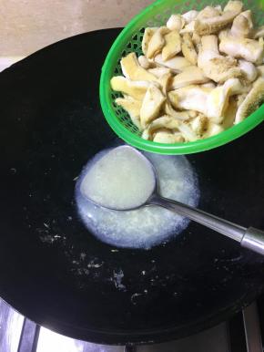 然后用篮子控干水份。