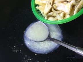 然后用篮子控干水份。
