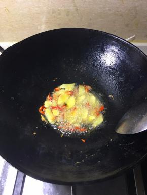 锅里放油烧热，加入米椒和姜片爆出香味。